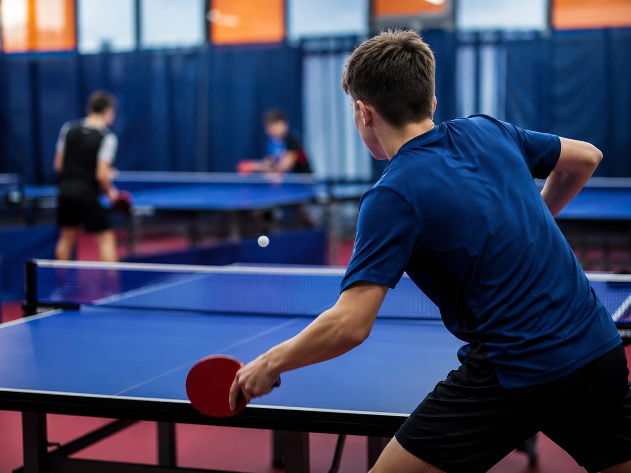 Jovens em treino de ténis de mesa